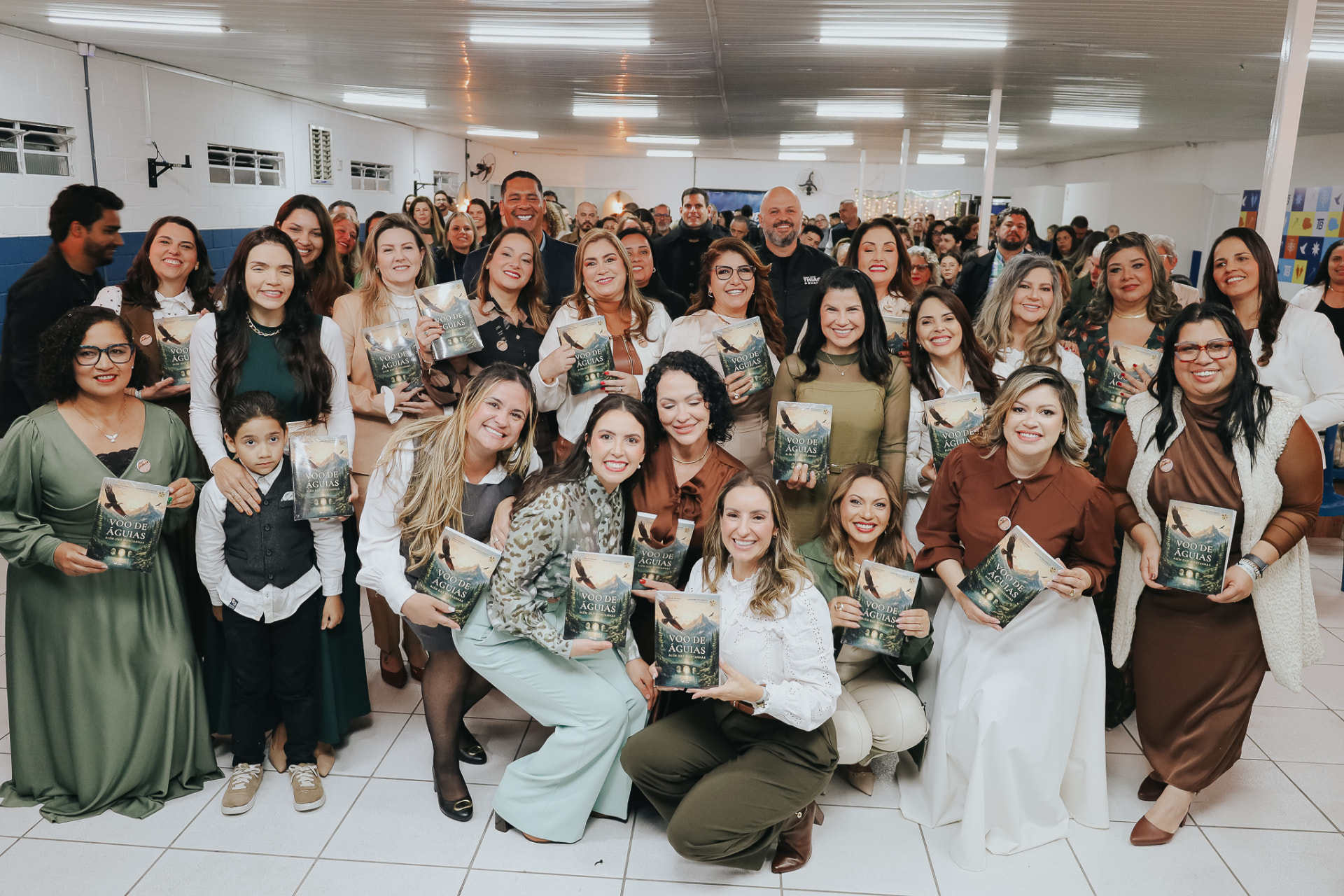 Coautoras seguram o livro Voo de Águias — Além das Montanhas na noite de lançamento