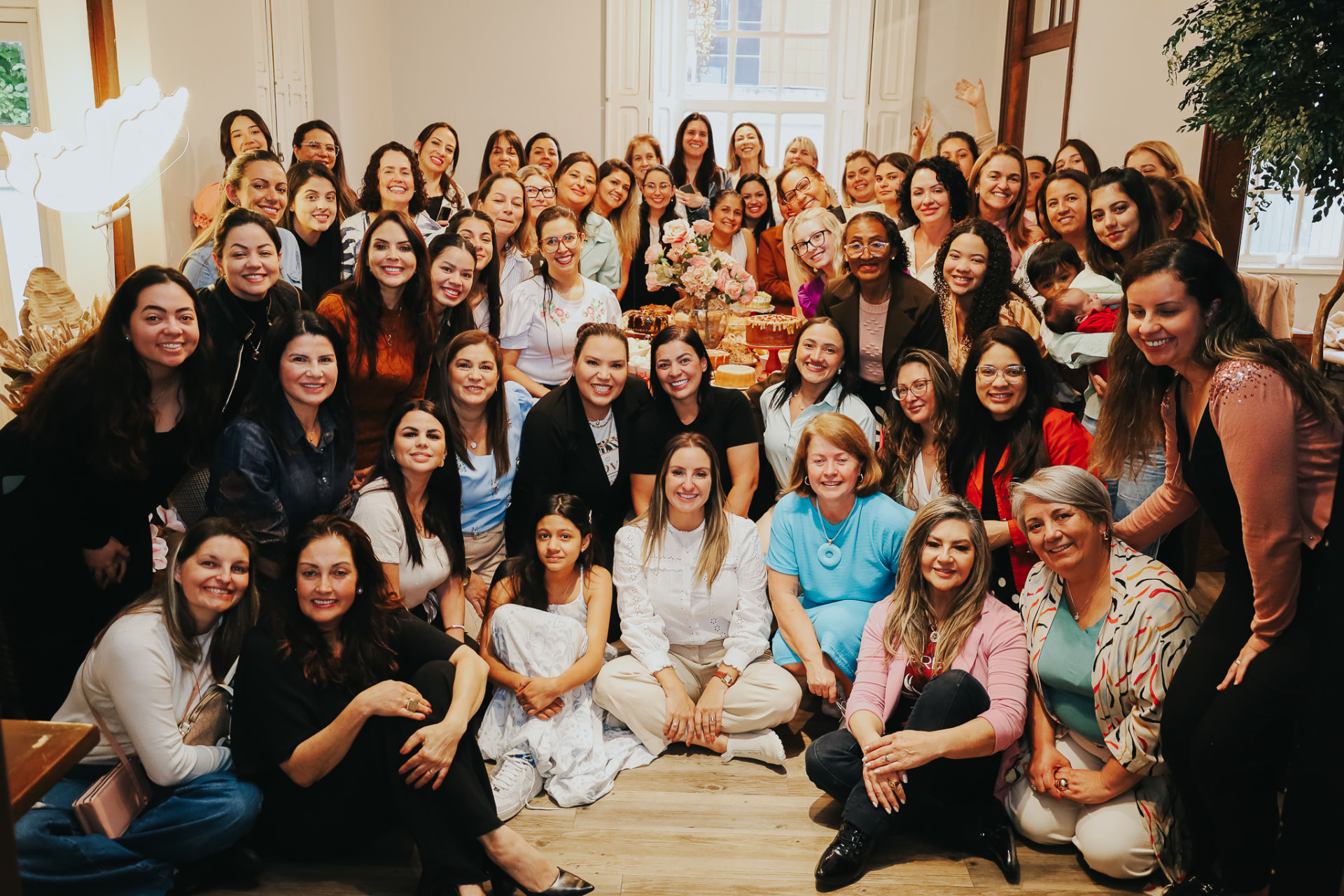 Mulheres da comunidade Sempre Viva reunidas em encontro presencial