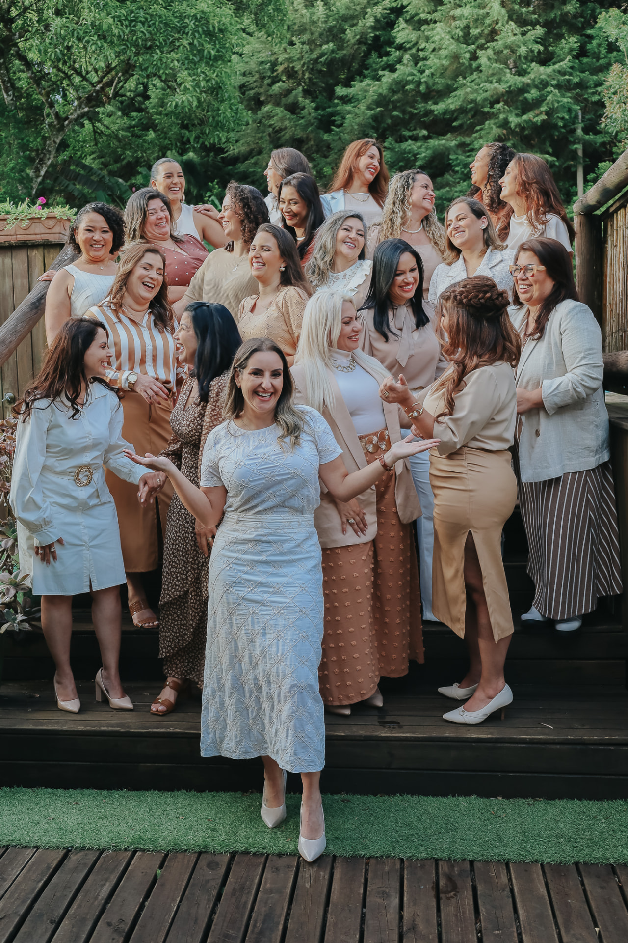 Mulheres coautoras do projeto Voo de Águias reunidas no dia do lançamento